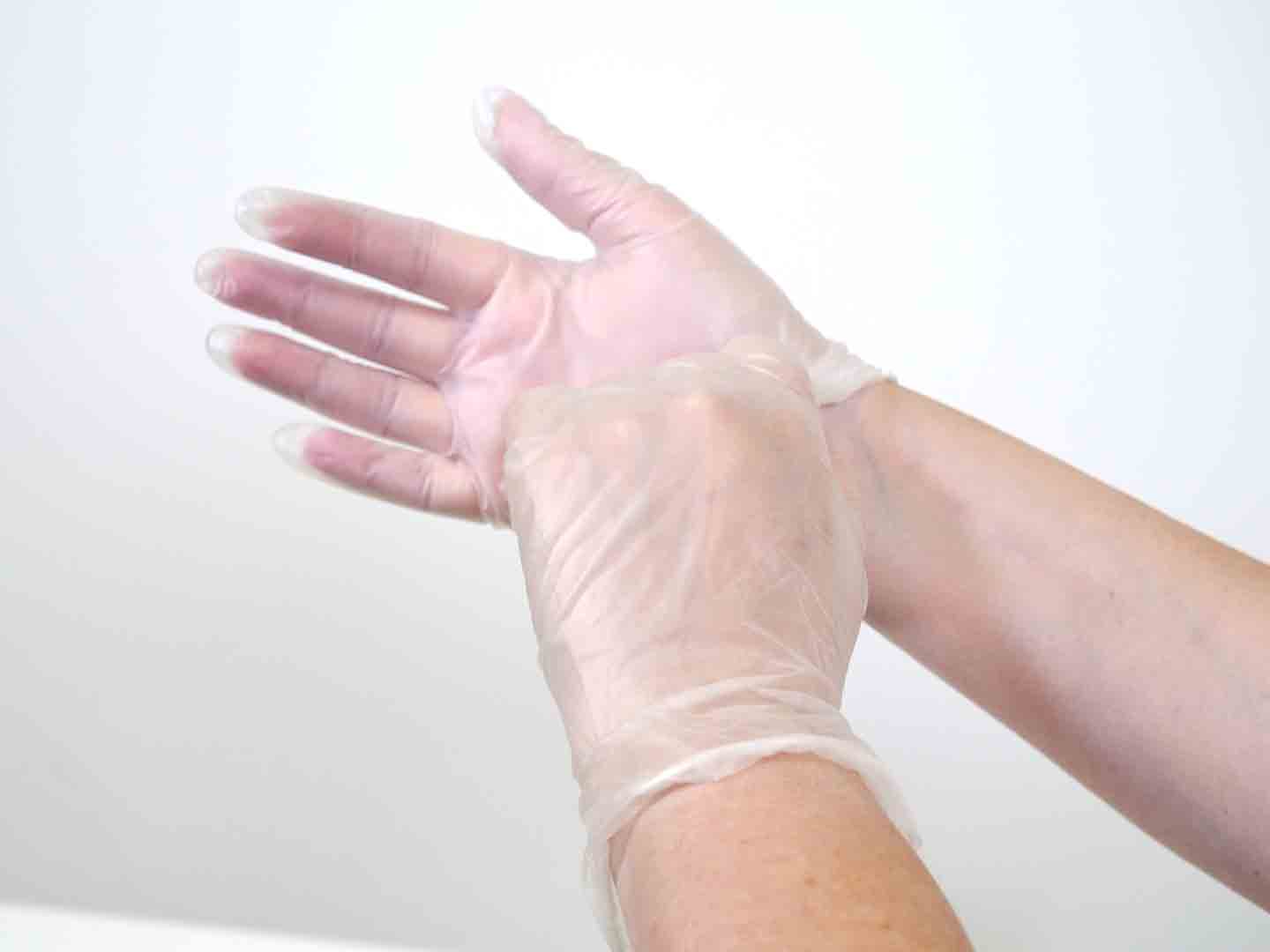 Hand mit Handschuhen