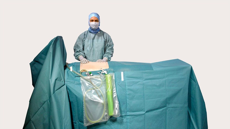 Chirurg, der BARRIER Laparoskopie-Abdeckungen verwendet