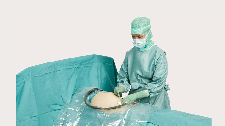 Eine Chirurgin, die BARRIER Geburtshilfetücher verwendet