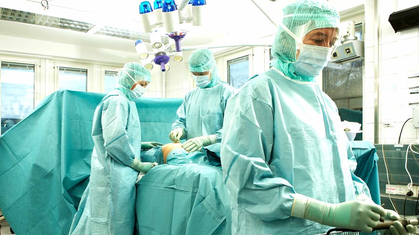 Chirurgen, die im OP operieren