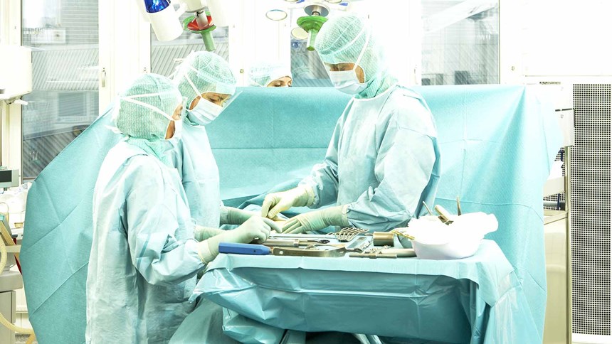 Medizinische Fachkräfte, die chirurgische Werkzeuge im OP vorbereiten