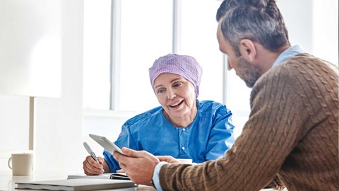 professionnel de la santé parlant avec un commercial