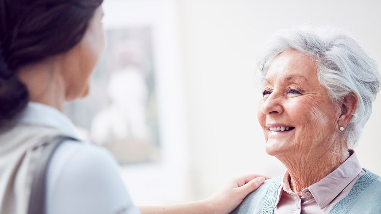 Professionnel de la santé avec une femme âgée