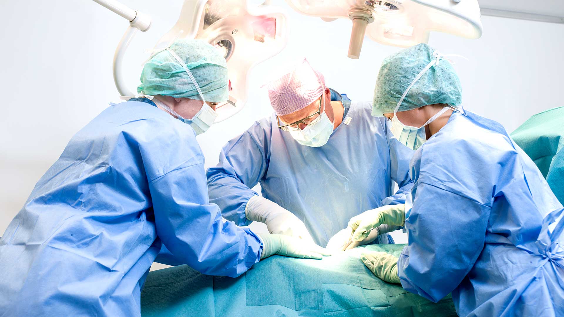 Chirurg und Pfleger im OP