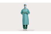 un clinicien portant une Blouse opératoire BARRIER Classic
